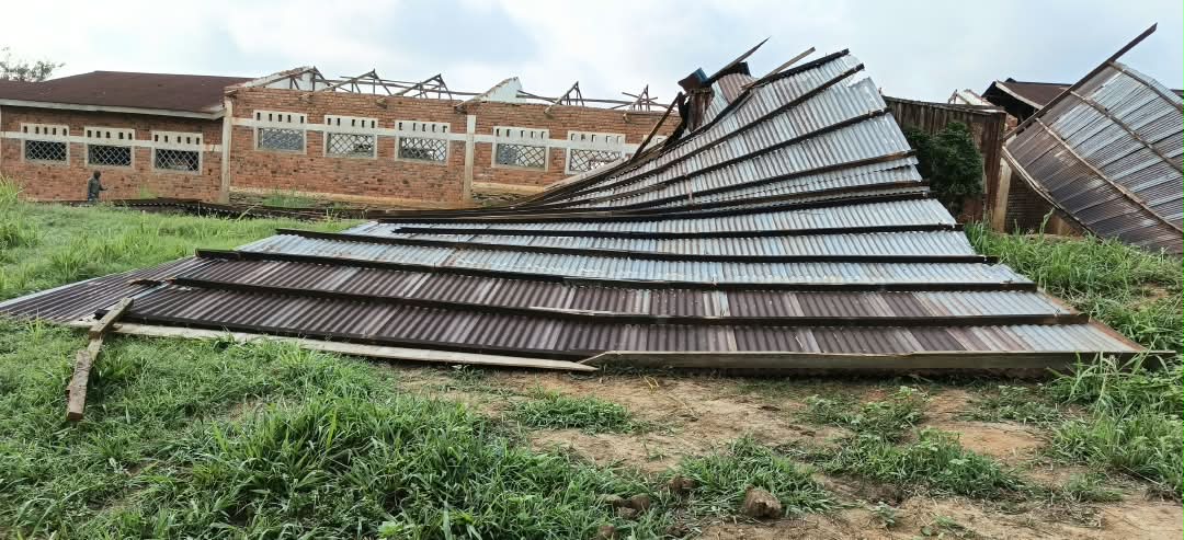 Kindu : plus de 1 258 élèves de l’EP Atoko suivent les cours à ciel ouvert après la destruction de deux bâtiments