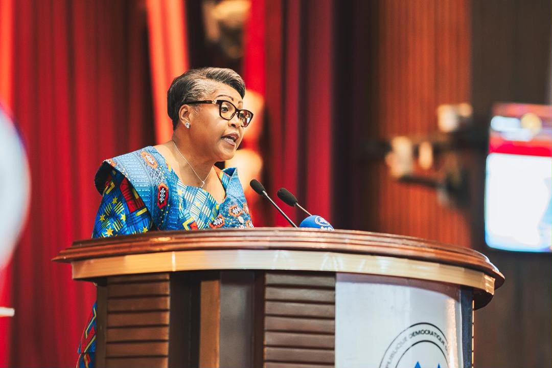 Judith Suminwa présente à l’Assemblée nationale le projet de budget 2027 chiffré à 56 930 milliards de francs congolais